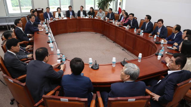 19일 오전 국회 자유한국당 대회의실에서 당 소속 초선 의원들이 당 재건 및 개혁 등을 논의하고자 모여 있다. 연합뉴스