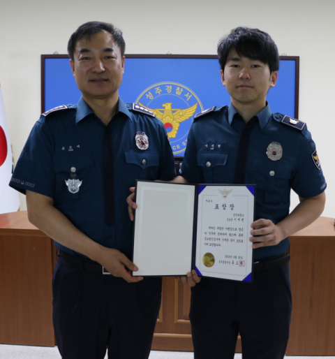 이재현(오른쪽) 성주경찰서 순경 실습생이 절도범을 검거해 유오재 서장으로부터 표창장을 받았다. 성주경찰서 제공
