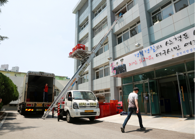 25일 오전 경북경찰청이 52년간의 대구 북구 산격동 시대를 마감하고 안동 도청신도시 신청사로 이사를 시작했다. 경북경찰청 직원 450여 명은 7월 첫째 주까지 이사를 마치고 본격적인 업무에 돌입한다. 박영채 기자 ycpark@msnet.co.kr·경북경찰청 제공