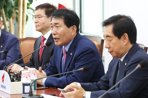 안상수 자유한국당 혁신비대위 준비위원장(가운데)이 25일 오전 국회에서 열린 원내대책회의에서 발언하고 있다. 오른쪽은 김성태 대표 권한대행. 연합뉴스