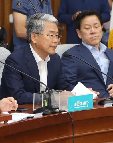 25일 오후 국회에서 열린 바른미래당 원내대표 선출 의원총회에서 김동철 비상대책위원장이 문재인 정부의 소득주도성장을 비판하는 발언하고 있다. 연합뉴스