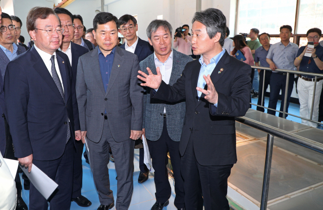 지난 25일 대구 달성군 매곡정수장을 방문한 안병옥(오른쪽) 환경부 차관이 수돗물 수질관리 현황을 점검하고 있다. 매일신문DB