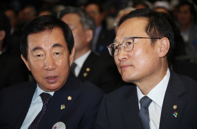 자유한국당 김성태 당 대표 권한대행(왼쪽)과 더불어민주당 홍영표 원내대표가 25일 서울 송파구 잠실실내체육관에서 열린 제68주년 6·25전쟁 기념식에 참석해 대화하고 있다. 연합뉴스
