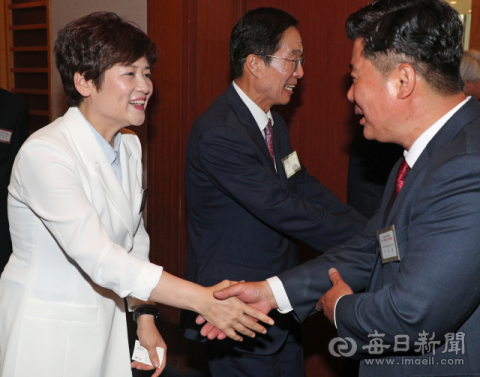 강은희(왼쪽) 대구시교육감 당선인과 임종식(가운데) 경북도교육감 당선인이 나란히 서서 참석 내빈과 악수를 나누고 있다. 성일권 기자