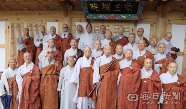성주가야산 심원사 상왕선원 개원 법회에는 본사 해인사의 방장 원각대종사와 조계종 원로회의 의장 세민스님, 해인사 주지 향적스님, 홍제암 감원 종성스님, 백년암 감원 원택스님 등 200여 사부대중이 동참했다. 심원사 제공