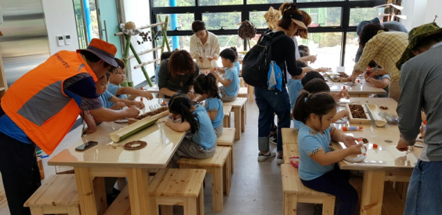 운제산 산림욕장내에 설치된 목공예체험실이 시민들로부터 좋은 반응을 얻고 있다(포항시 제공)