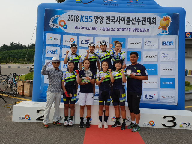 KBS 양양 전국사이클대회에서 종합우승을 차지한 상주시청 사이클팀이 기념촬영을 하고 있다. 상주시 제공
