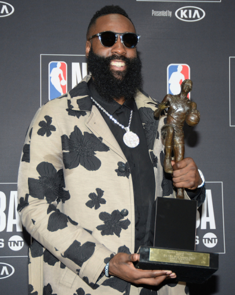 26일(한국시각) 미국 캘리포니아주 샌타모니카에서 열린 2017-2018시즌 NBA 시상식에서 최우수선수(MVP)로 선정된 
