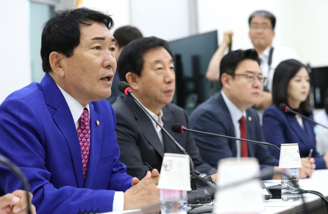 안상수 자유한국당 혁신 비상대책위원회 준비위원장(왼쪽)이 26일 오전 국회 본관 당 대표실에서 열린 비상대책위원회 구성을 위한 준비위원회 1차 회의에서 발언하고 있다. 연합뉴스