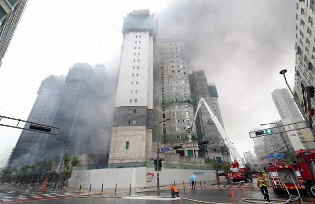 26일 오후 세종시 새롬동 신도심 한 아파트 건설현장에서 화재가 발생해 소방당국이 진화작업을 벌이고 있다.