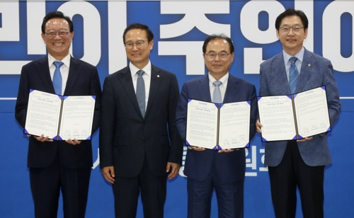 26일 오후 울산시 남구 울산도시공사에서 열린 더불어민주당 부산·울산·경남 시도지사 당선자와의 현장 정책간담회에서 송철호 울산시장 당선인(왼쪽부터), 홍영표 민주당 원내대표, 오거돈 부산시장 당선인, 김경수 경남지사 당선인이 