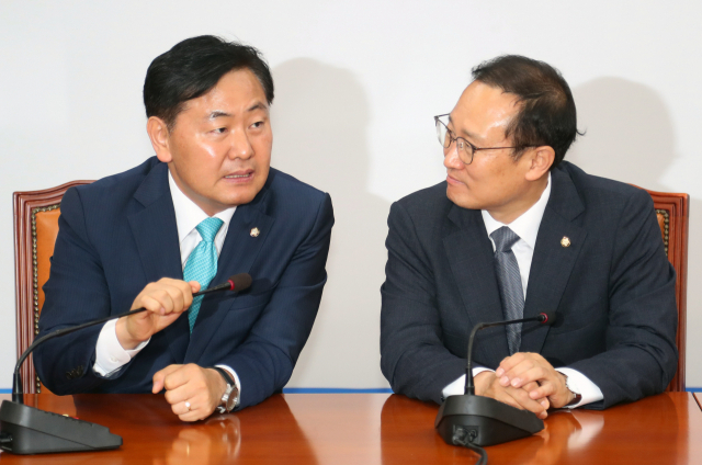 바른미래당 김관영 신임 원내대표(왼쪽)가 26일 오전 국회에서 더불어민주당 홍영표 원내대표를 예방해 얘기를 나누고 있다. 연합뉴스