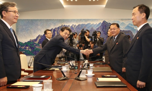(판문점=연합뉴스) 26일 오전 경기도 파주시 판문점 남측 평화의 집에서 열린 남북 철도협력 분과회의에 앞서 남측 수석대표인 김정렬 국토교통부 2차관과 북측 수석대표인 김윤혁 철도성 부상이 악수하고 있다. 손명수 국토교통부 철도국장(왼쪽부터 시계방향으로), 김정렬 국토교통부 2차관, 이주태 통일부 교류협력국장, 계봉일 민족경제협력위원회 부국장, 김윤혁 철도성 부상, 김창식 철도성 대외사업국 부국장. 2018.6.26 [사진공동취재단] 연합뉴스