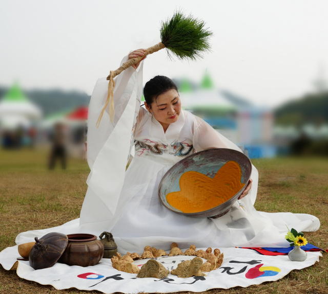 아리랑다법은 기존 다도와 달리 격식에 치우치지 않는다. 차도 마시고 춤도 추고 노래도 부르면서 하나된 행복한 세상을 꿈꾼다. 문청함 씨가 아리랑 찻사발에 솔가지로 격불(젓는 것)하는 모습.