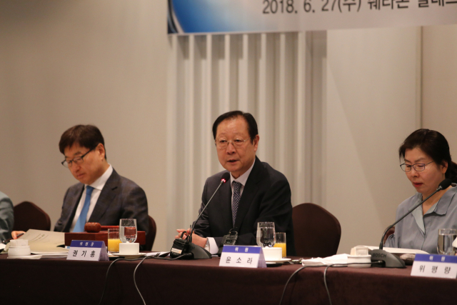 27일 동반성장위원회는 서울 서초구 쉐라톤 팔래스호텔에서 제51차 동반성장위원회를 열었다. 이 자리에서 권기홍 동반성장위원장(가운데)은 지난해 주요 기업의 동반성장지수와 중소기업 적합업종 선정 결과를 발표했다. 동반성장위원회 제공