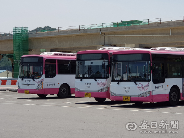 안동시 시내버스는 다음 달부터 노선 19개를 조정, 운행횟수 줄이기에 나선다. 지난 22일 안동터미널에 주차된 시내버스의 모습. 김영진 기자