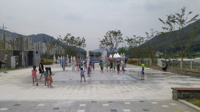 경산시가 7월 3일부터 8월말까지 남천에 어린이 물놀이장을 운영한다.