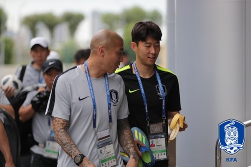 (카잔=연합뉴스) 김인철 기자 = 축구대표팀 손흥민과 차두리 코치가 26일(현지시간) 러시아 카잔 챈트랄니스타디움에서 2018 러시아 월드컵 F조 조별리그 독일과 3차전을 앞두고 공식 훈련을 위해 훈련장으로 들어서고 있다. 2018.6.27 [대한체육회 제공=연합뉴스] 연합뉴스