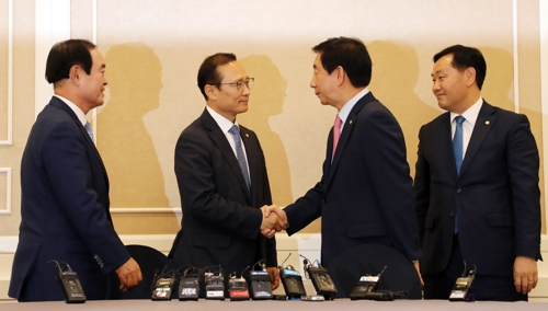 더불어민주당 홍영표(왼쪽 두번째)와 자유한국당 김성태 원내대표가 27일 오후 국회에서 열린 하반기 원구성을 위한 교섭단체 원내대표 회동에서 대화하고 있다. 왼쪽은 평화와정의 장병완 원내대표 오른쪽은 바른미래당 김관영 원내대표. 연합뉴스