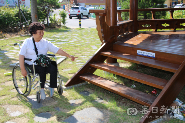 27일 정자쉼터를 찾은 김점순(57