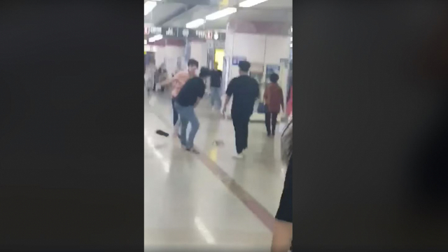 대구경찰청 지하철경찰대는 도시철도역에서 지나가던 승객을 향해 야구방망이를 휘둘러 다치게 한 혐의로 A(26) 씨를 붙잡아 조사 중이다. 대구경찰청 제공