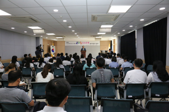 27일 열린 제18회 2.28민주운동 전국학생글짓기 공모전 시상식에서 노동일 공동위원장이 축사를 하고 있다. 2.28민주운동기념사업 제공