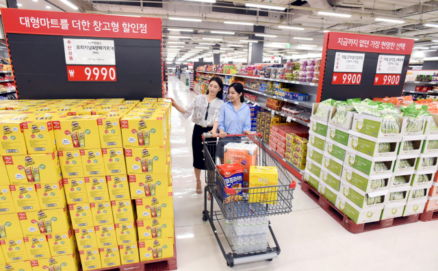 홈플러스가 소용량 상품부터 대용량 초특가 상품까지 한 곳에서 쇼핑이 가능한 하이브리드 스토어(Hybrid Discount Store)