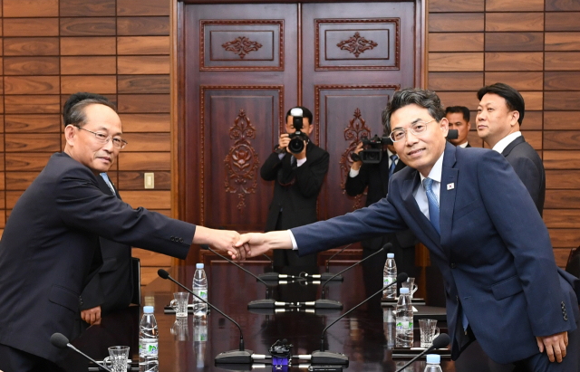 28일 오전 판문점 북측 통일각에서 열린 남북 도로협력 분과회담에서 우리측 수석대표인 김정렬 국토교통부 2차관(오른쪽)과 박호영 북한 국토환경보호성 부상이 회담에 앞서 악수하고 있다. 통일부 제공