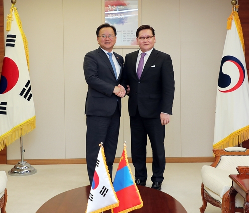 김부겸 행정안전부 장관(왼쪽)이 28일 오전 정부서울청사에서 울지사이항 엥흐툽신 몽골 부총리를 접견하고 양국 간 재난관리 협력 등에 대해 논의한 후 악수하고 있다. 행정안전부 제공