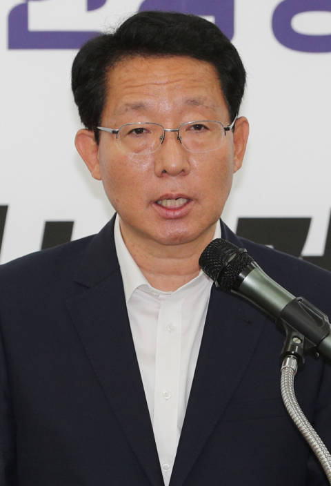부산을 중심으로 한 '가덕도 신공항' 재점화 움직임과 관련해 대구·경북지역 자유한국당 국회의원들이 침묵을 깨고 강력대응 입장을 밝혔다. 사진은 28일 김상훈 대구시당 위원장이 지역 국회의원들을 대표해 성명을 발표하는 장면. 성일권 기자 sungig@msnet.co.kr