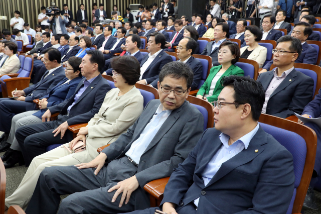 28일 국회에서 열린 자유한국당 의원총회에 소속의원들이 참석해 있다. 연합뉴스