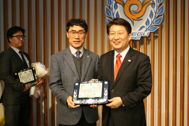 통합 대구시수영연맹과 대구FC 후원 모임인 엔젤클럽을 이끌게 된 이호경(왼쪽) 회장이 권영진 대구시장과 포즈를 취했다. 대구FC 제공