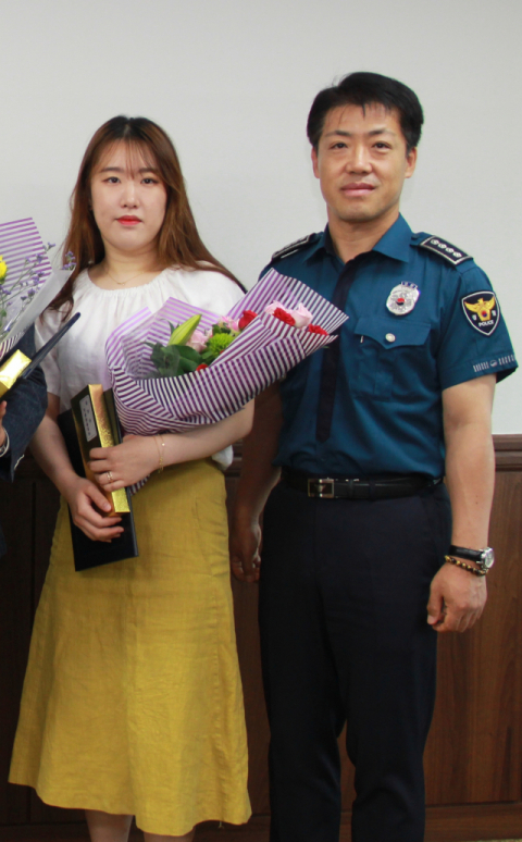 조민희 안동성소병원 간호사가 지난달 26일 70대 노인의 목숨을 구한 공로로 안동경찰서로부터 모범시민 감사장을 받았다. 안동경찰서 제공
