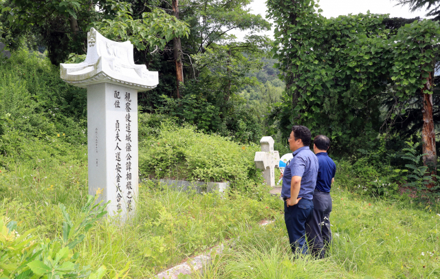 29일 오후 대구 수성구청 직원들이 범물동 가톨릭범물묘원 인근에 자리잡은 서상돈 선생(세례명 아오스딩) 부부의 묘 상태를 점검하고 있다.