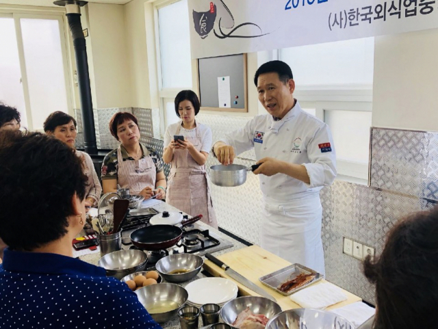 향토음식 아카데미에 참가한 지역 식당 업주들이 호텔 조리사로부터 조리비법을 전수 받고 있다. 마경대 기자