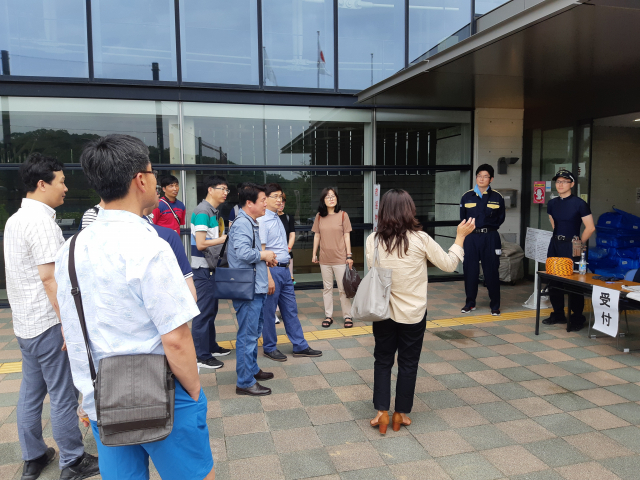 지진 진원지인 타카쓰키시 코소베 방재공원에서 허성두 포항시 지진대책국장과 지진대책 실무 담당자들이 현장대응에 대한 설명을 듣고 있다. 포항시 제공