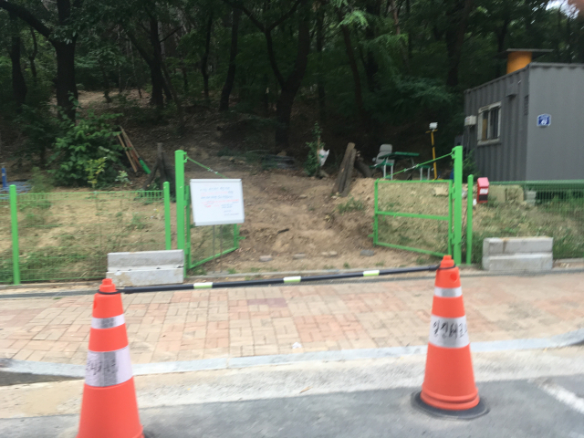 수성구 황금동 노인복지회관 인근 범어공원 출입구. 한 지주가 구청이 설치한 산책로를 철거하고 직접 펜스와 컨테이너를 설치했다. 구민수 기자