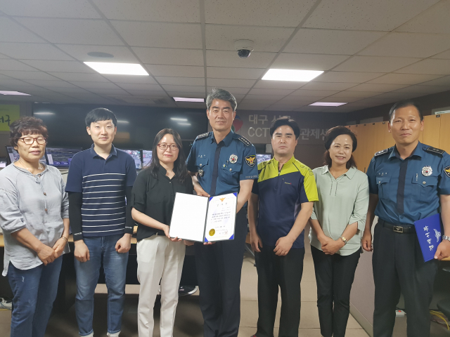 대구 서부경찰서는 지난달 29일 CCTV를 확인한 뒤 신속한 신고로 차량털이범 검거에 기여한 서 요원에게 감사장을 전달했다. 대구 서부경찰서 제공.