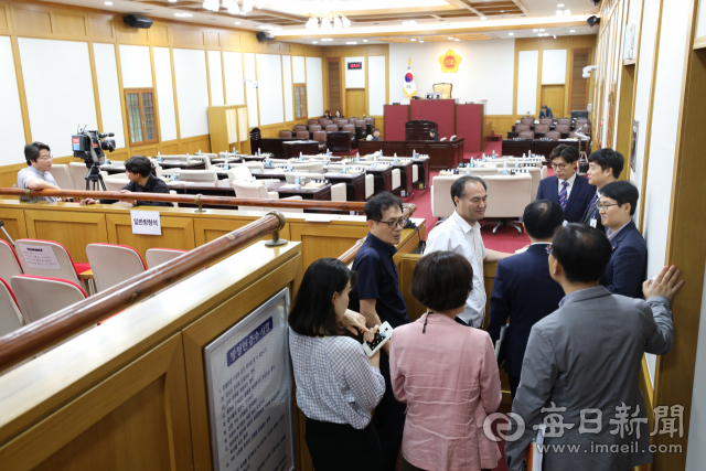 대구시의회 개원 첫 날인 지난 2일 더불어민주당 대구시의원 5명이 자유한국당 대구시의원들의 상임위원장