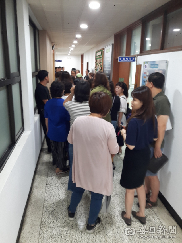 경산시가 해외우호도시인 중국 인촨시 청소년들과 교류활동에 참가할 중학생을 선착순으로 모집한다는 공고를 하자 접수 첫날인 2일 새벽부터 50여 명의 학부모들이 경산시 해당 부서 사무실 복도에서 접수 대기를 하고 있다. 김진만 기자