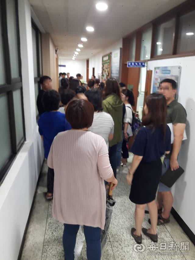 경산시가 해외우호도시인 중국 인촨시 청소년들과 교류활동에 참가할 중학생을 선착순으로 모집한다는 공고를 하자 접수 첫날인 2일 새벽부터 50여 명의 학부모들이 경산시 해당 부서 사무실 복도에서 접수 대기를 하고 있다. 김진만 기자