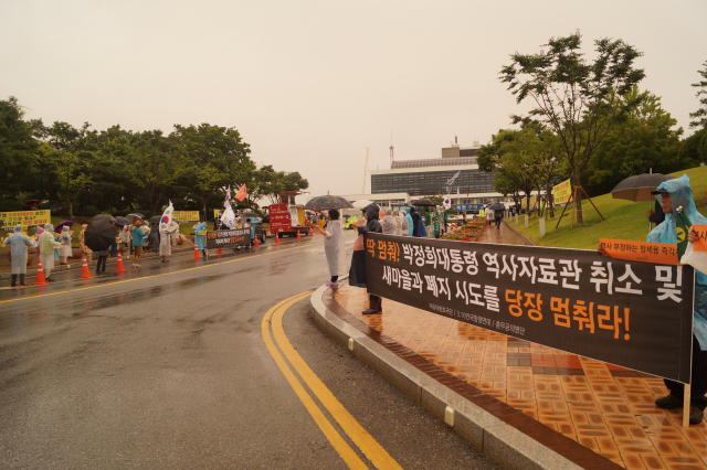 보수단체인 태극기부대가 2일 구미시청 앞에서 장세용 구미시장을 규탄하는 집회를 열었다. 전병용 기자 yong125@msnet.co.kr