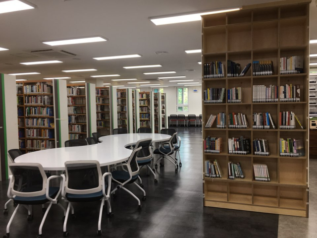 시설 노후로 시민 불편이 많았던 대구시립 두류도서관이 새단장을 마치고 3일 문을 연다. 종합자료실의 모습. 대구시 제공.