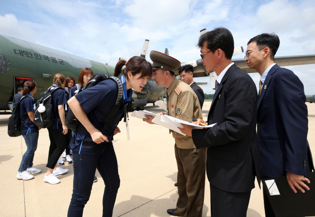 통일농구대회에 참가하는 여자 농구단 선수들이 3일 평양순안공항에 도착해 신분확인을 받고 있다. 사진공동취재단