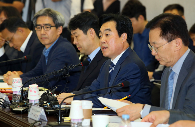 재정개혁특위, 부동산 보유세 개편 권고안 방향은? (서울=연합뉴스) 진성철 기자 = 3일 서울 종로구 이마빌딩 내 대통령직속 정책기획위원회 산하 재정개혁특별위원회 전체회의에서 강병구 위원장이 모두발언하고 있다. 재정개혁특위는 이날 부동산 보유세 개편 권고안을 최종확정한다. 2018.7.3 zjin@yna.co.kr (끝) 연합뉴스