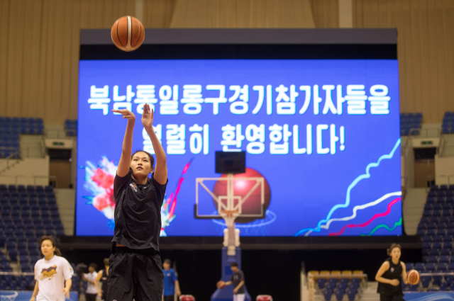 슛 연습하는 남북여자농구선수단 (평양=연합뉴스) 남북통일농구대회에 참가하는 여자 농구 선수단이 4일 오전 평양 류경정주영체육관에서 이날 오후에 열리는 남북통일농구 여자부 혼합경기에 앞서 연습을 하고 있다. 혼합경기는 남과 북의 선수가 섞여서 한 팀을 이뤄 치르는 것으로 남북 통일농구는 통산 네 번째이자 15년 만이다. 2018.7.4 [사진공동취재단]