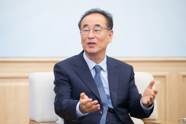 장세용 구미시장이 대구 취수원 이전, 박정희 전 대통령 흔적 지우기 논란, 보수·진보단체 대립, 구미 경제 추락 등 지역의 각종 민감한 이슈에 대해 자신의 생각과 계획을 설명하고 있다. 구미시 제공