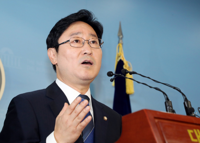 더불어민주당 박범계 수석대변인이 4일 국회 정론관에서 당 대표 출마 선언 기자회견을 하고 있다. 2018.7.4 연합뉴스