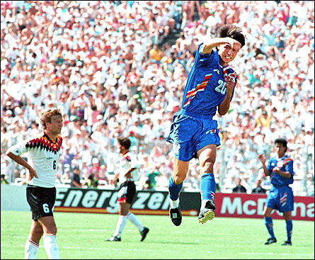 1994년 미국 월드컵 독일전에서 골을 넣어 2대3으로 추격하는 구도를 만든 홍명보. 당시 경기 중계 동영상 캡처