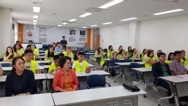 사할린 한인교포 4세 청소년들이 구미 선산읍 선산청소년수련관에서 모국 연수 입소식을 하고 있다. 동북아청소년협의회 제공